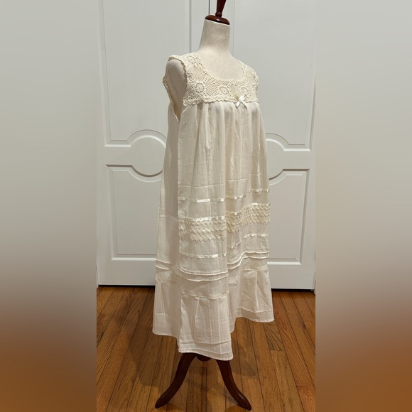 Artisanal Mexican women’s summer dress is made with crochet and cotton manta. - Picture 5 of 7